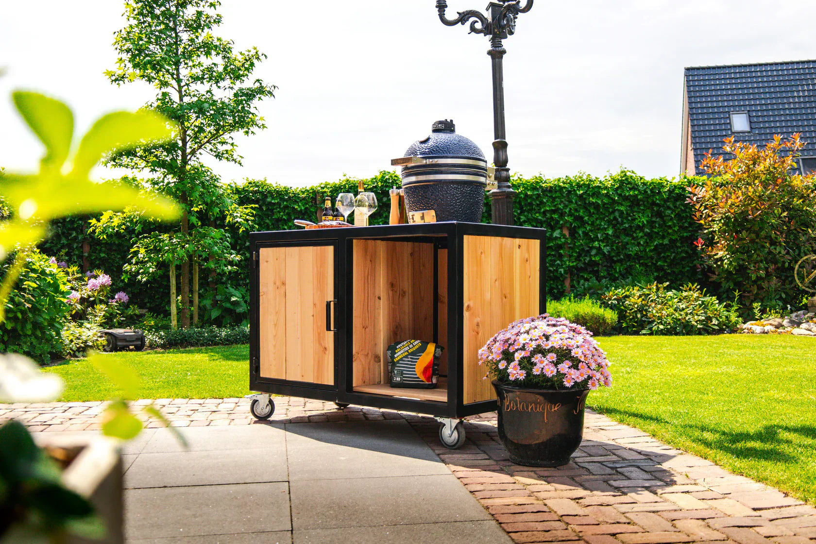 מטבח חוץ יוקרתי מעץ עם Big Green Egg מובנה