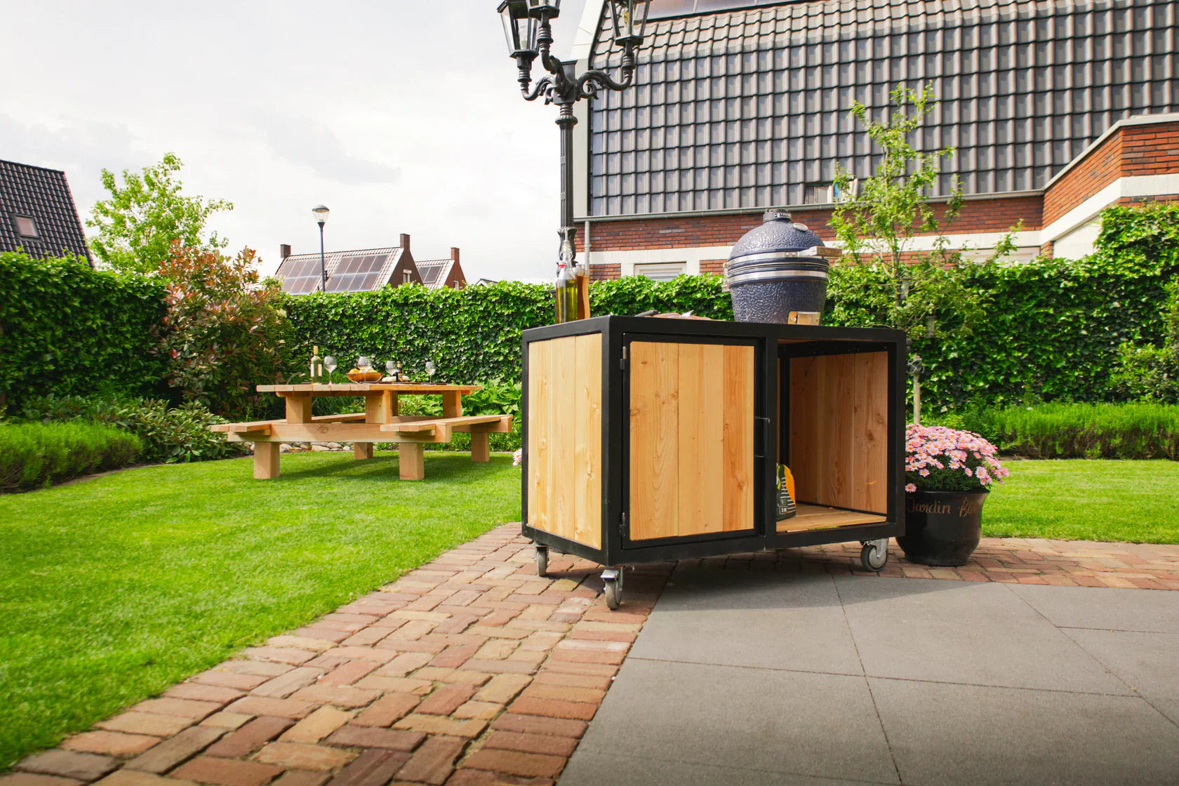 מטבח חוץ יוקרתי מעץ עם Big Green Egg מובנה