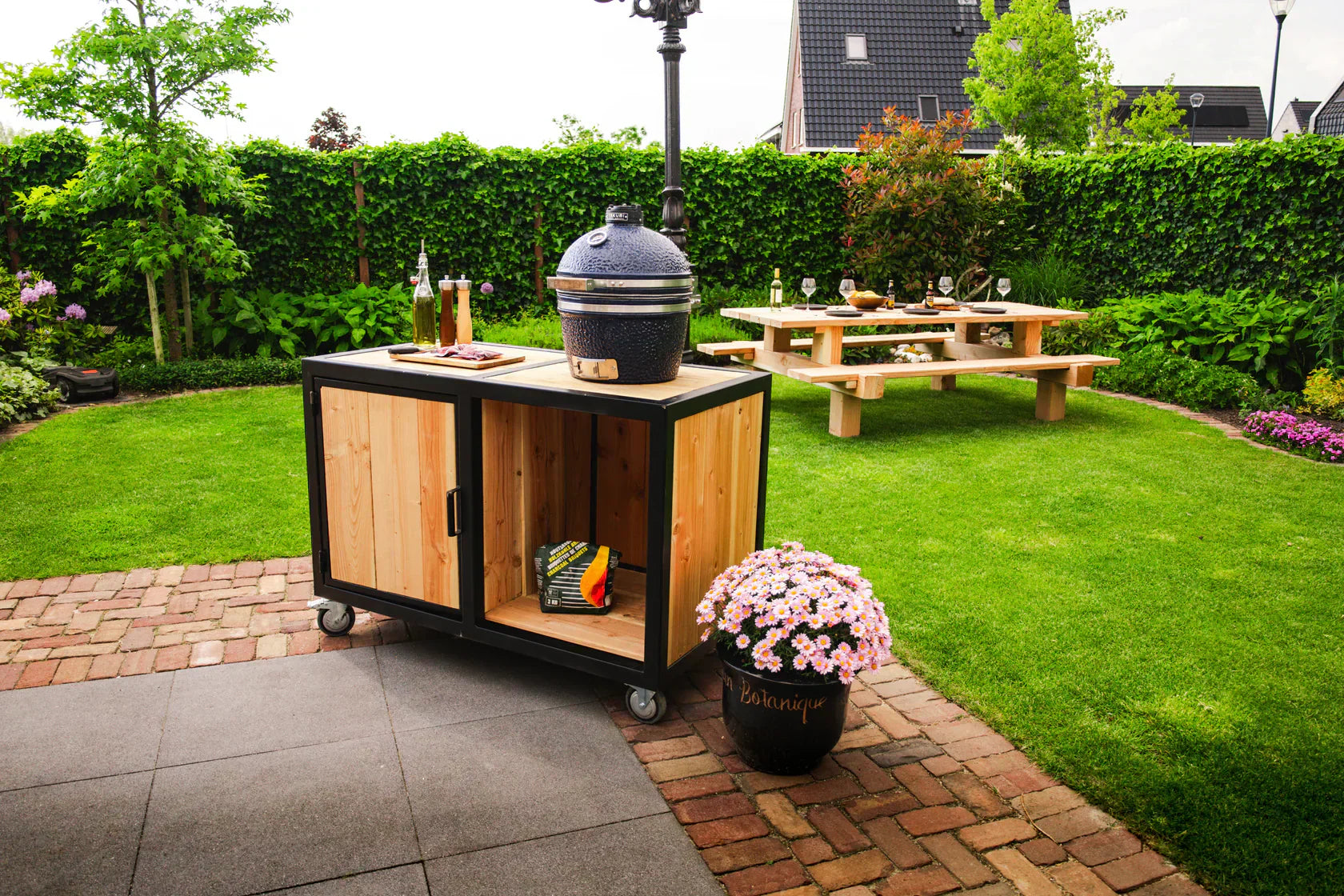 מטבח חוץ יוקרתי מעץ עם Big Green Egg מובנה