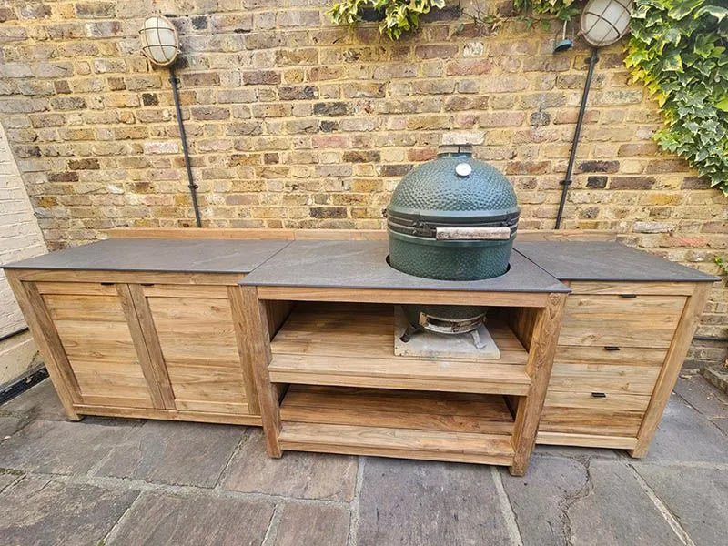 תחנת ברביקיו חוץ יוקרתית עם Big Green Egg מובנה
