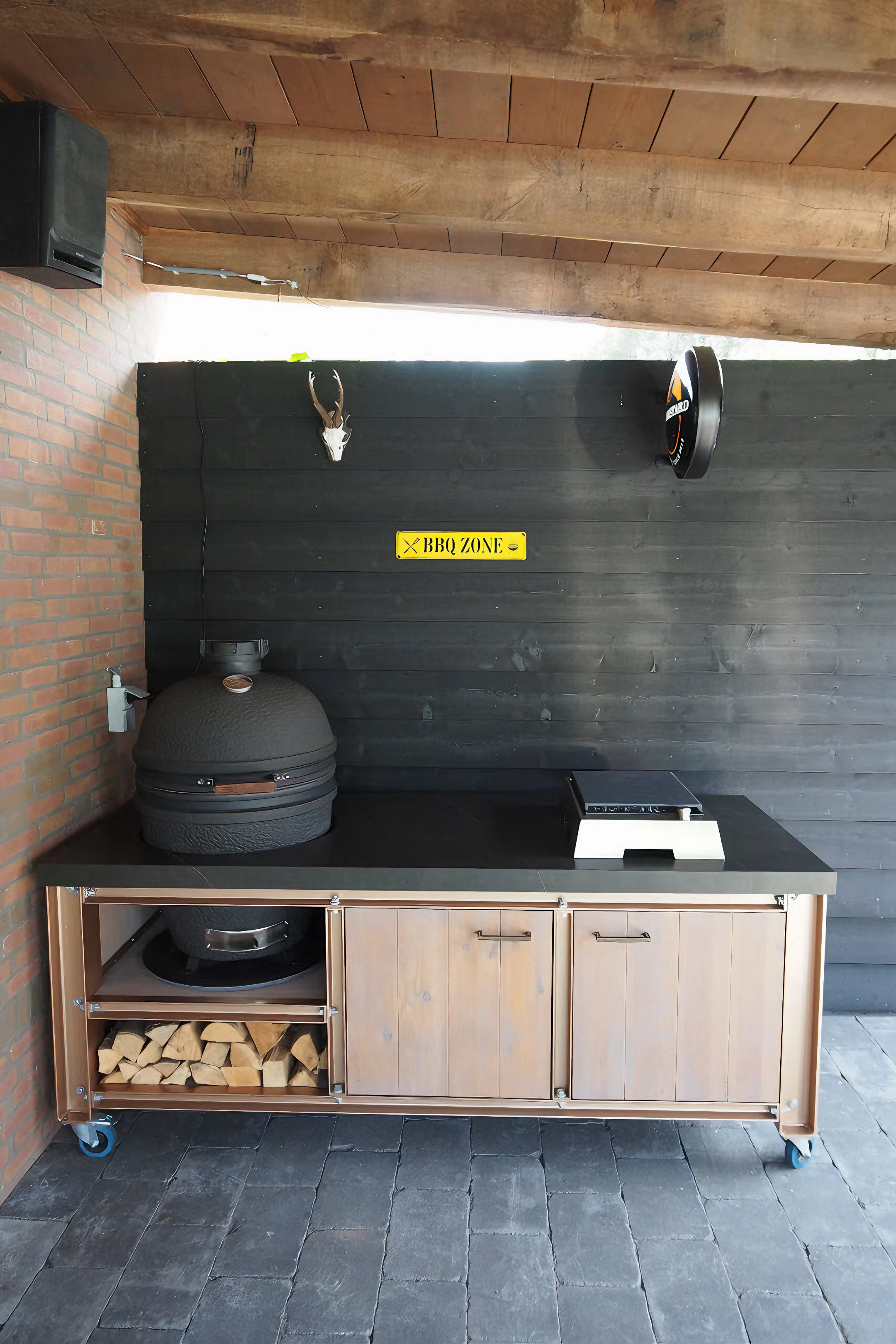 מטבח גריל חוץ לגינה עם Big Green Egg מובנה