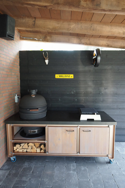 מטבח גריל חוץ לגינה עם Big Green Egg מובנה