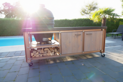 מטבח גריל חוץ לגינה עם Big Green Egg מובנה